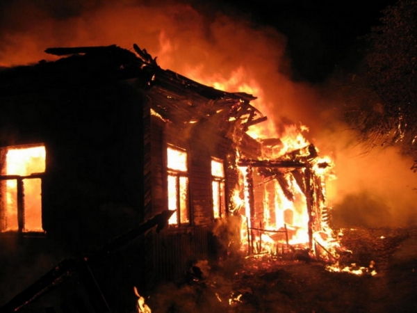 В Шабалинском районе при пожаре в деревянном доме погибли два человека