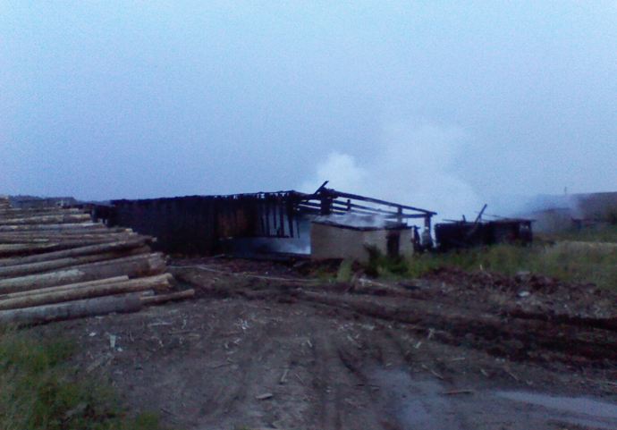 Пожары, 11 июня в селе Новотроицкое огонь уничтожил здание пилорамы