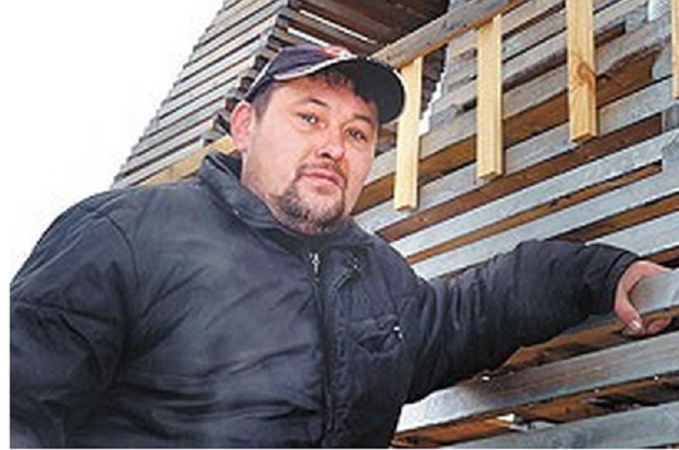 Владимир Шубин из деревни Полянская Шабалинского района соорудил копию Эйфелевой башни 